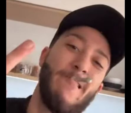 С джойнт и среден пръст! Лоренцо със скандално ВИДЕО 18+ след ареста