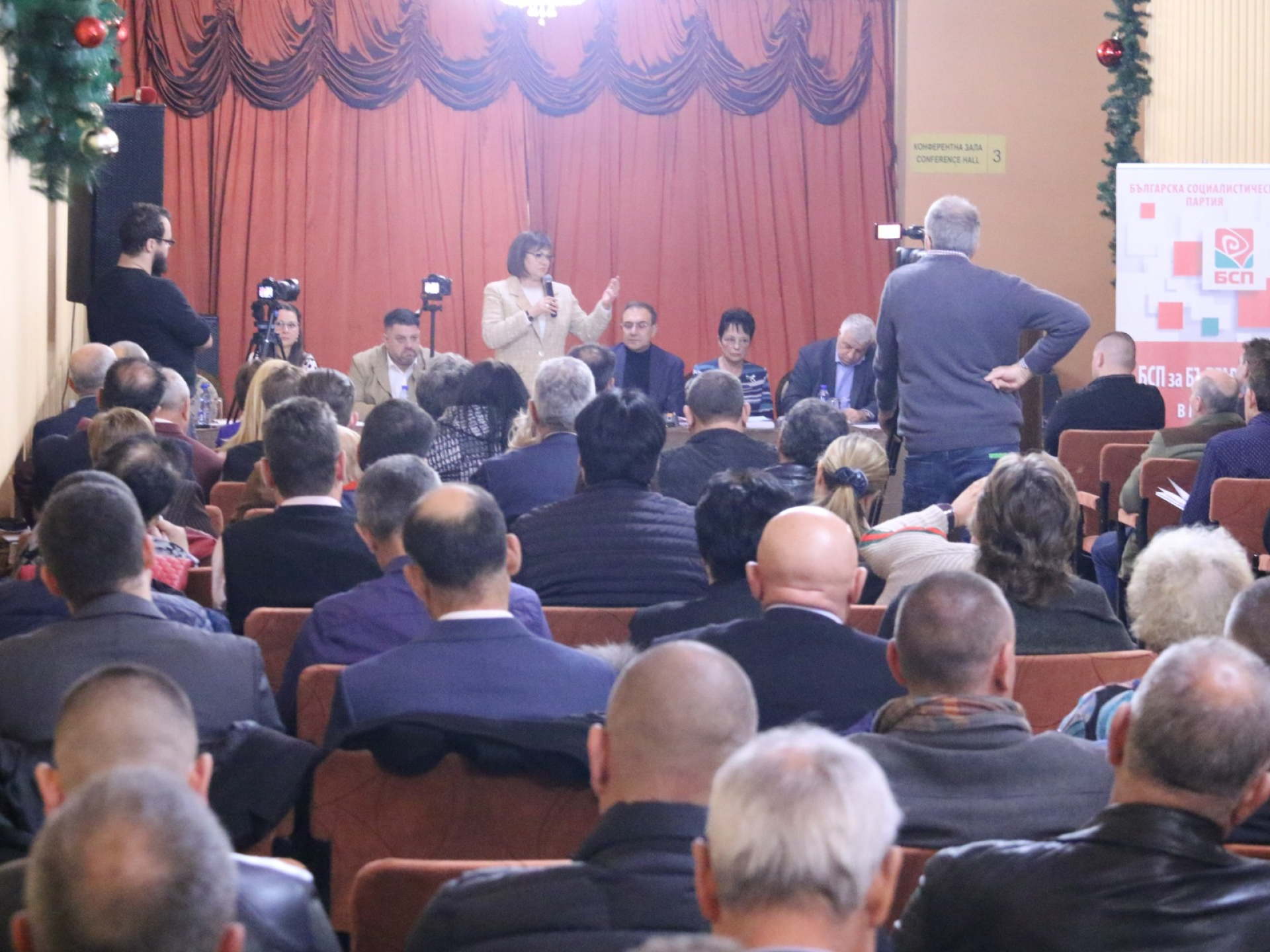 Нинова пред кметове и общински съветници: Сглобката държи като заложник цял един народ