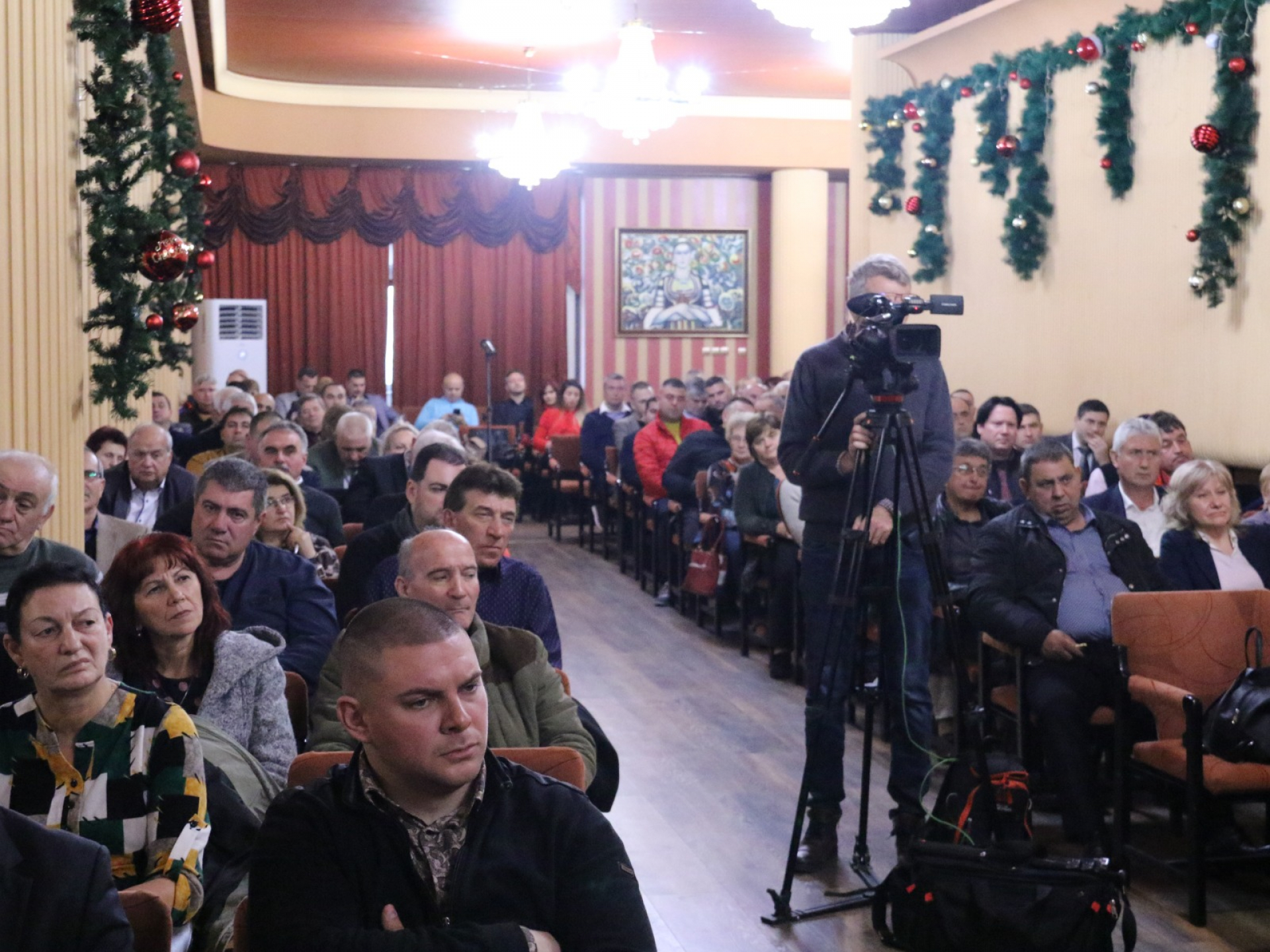 Нинова пред кметове и общински съветници: Сглобката държи като заложник цял един народ