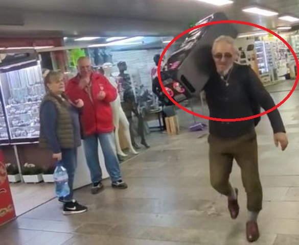 Всички в Пловдив гледат този елегантен възрастен мъж, нарамил... ВИДЕО