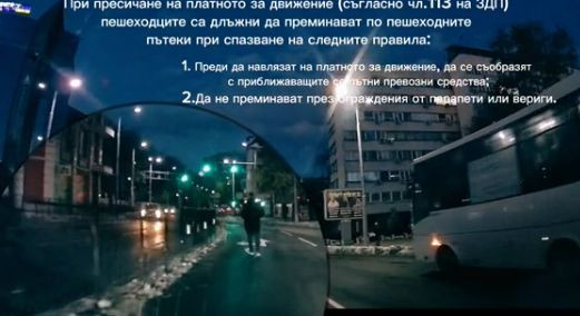 Инфарктно ВИДЕО! Пешеходец се вмъкна между автобус, кола и камион, а после...
