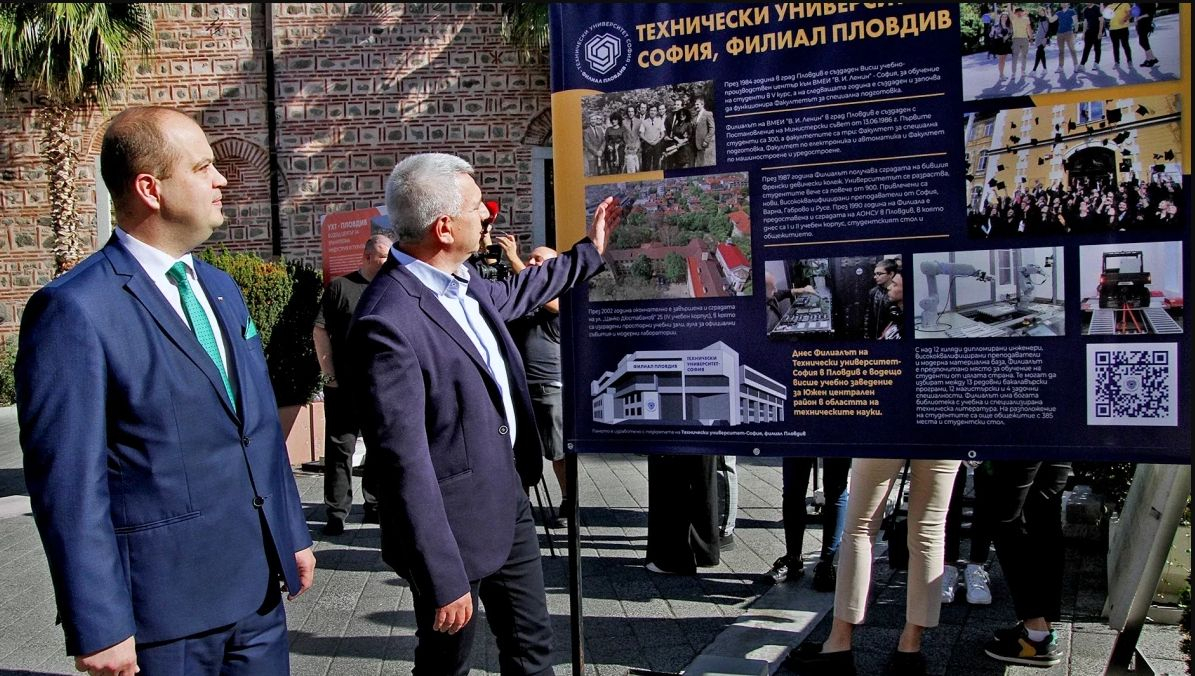 Урок по история: С колони от Гърция Маразлията вдига внушително училище в Пловдив и... СНИМКИ
