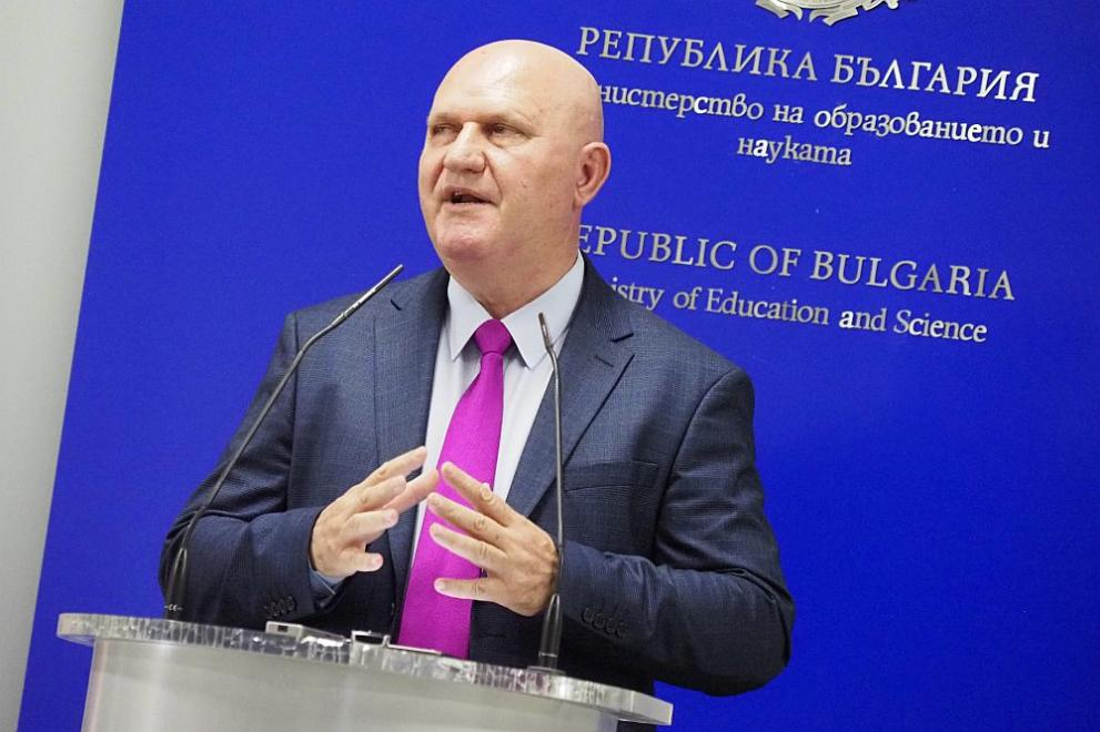 Просветният министър ще представи мерки за промени в обучението на учениците