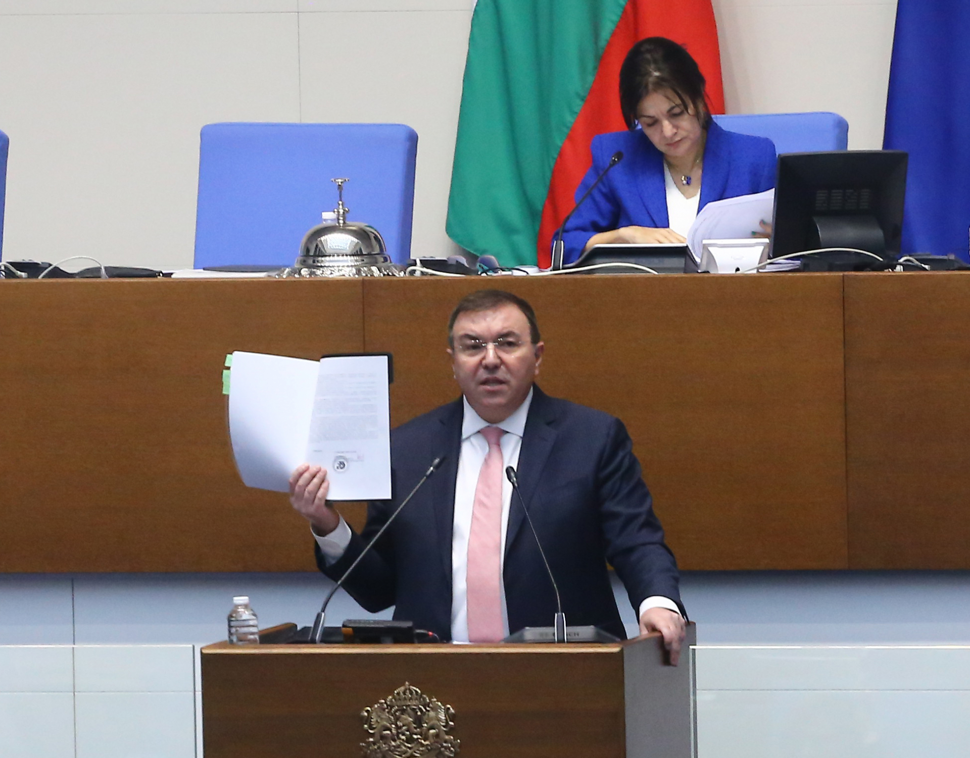 Проф. Ангелов уличи министър Хинков в грях