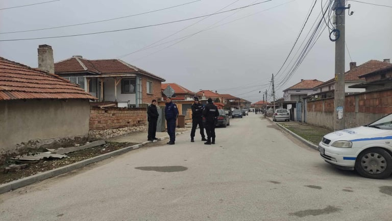 Първа версия за кървавата баня с три трупа в Маноле СНИМКИ