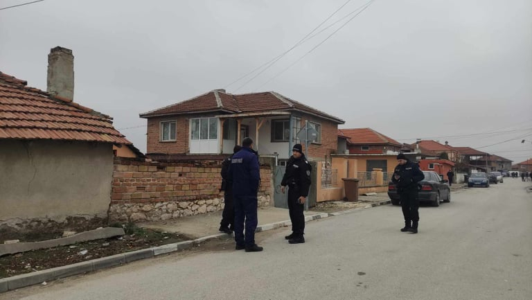 Първа версия за кървавата баня с три трупа в Маноле СНИМКИ