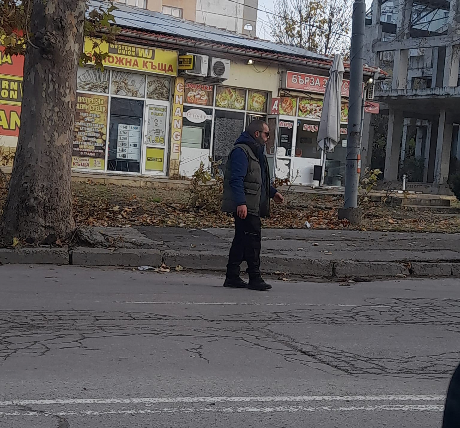 Ужас: Русенци треперят от този неадекватен мъж, стряска минувачи и...