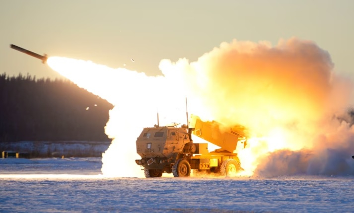 Бойци от ВСУ показаха епично унищожаване на руска РЕБ станция с HIMARS