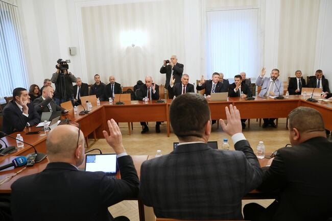 Депутатите удариха по ветото на президента за БТР-ите за Украйна 