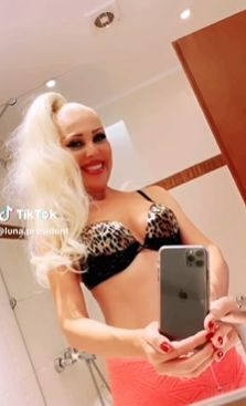 Мераклийка за апетитен политически пост извади бомбите на показ! ВИДЕО 18+