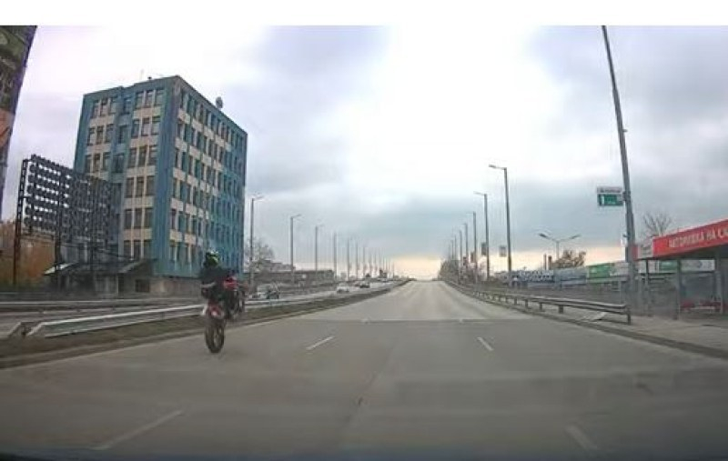 Пловдивчани цъкат с език, моторист им събра очите с опасна маневра ВИДЕО