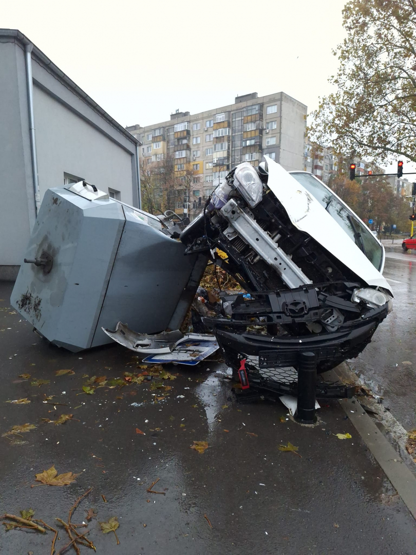Зрелищна каскада с кола в Русе ВИДЕО
