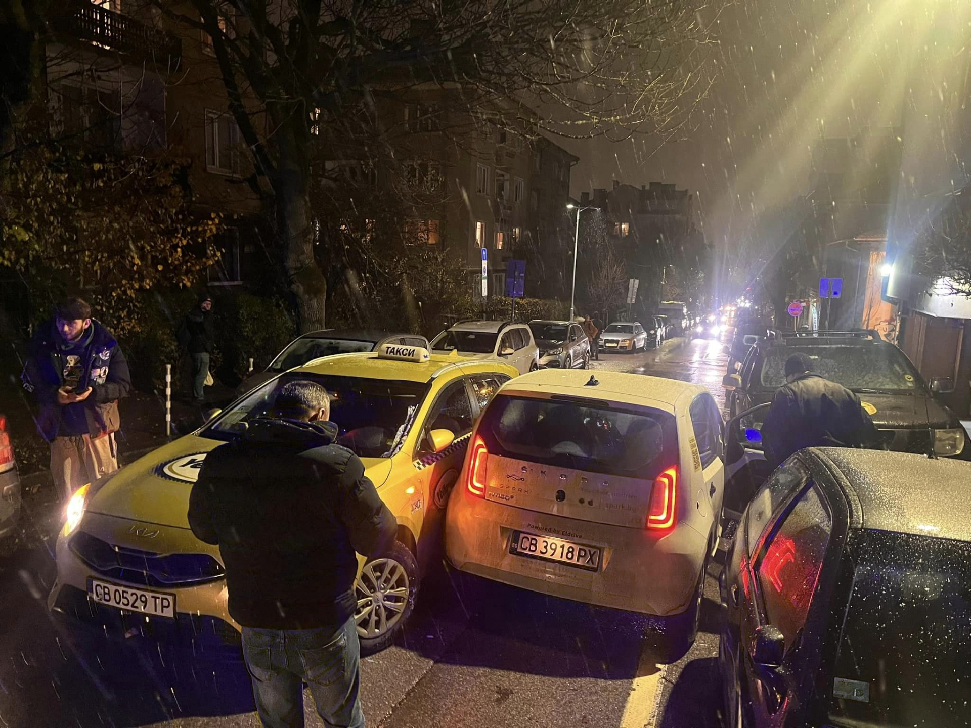 Бесен екшън в баровския "Лозенец"! Шофьор направи немислимото при гонка с ченгетата, заклещена жена реве СНИМКИ 