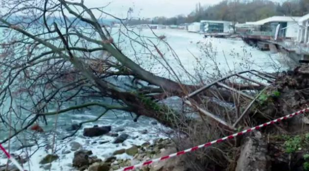Нещо страшно се случи във Варна, морето "изяжда"... ВИДЕО