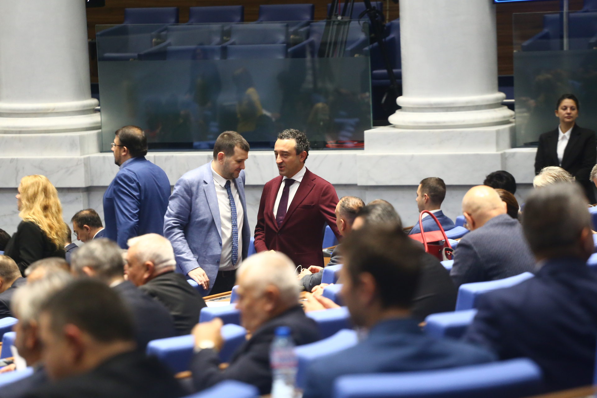 Депутатите се юрнаха и решиха предколедно да...
