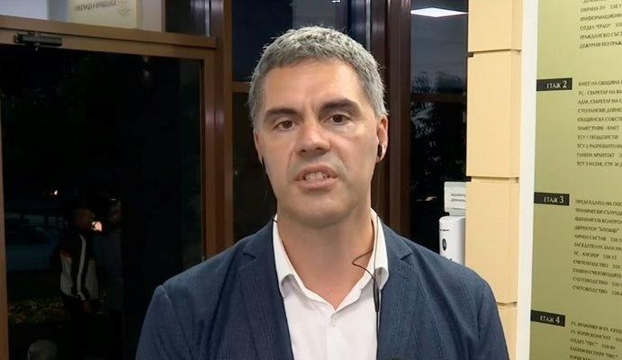 Бургаският губернатор лъже и маже по селата в търсене на партийни гласове