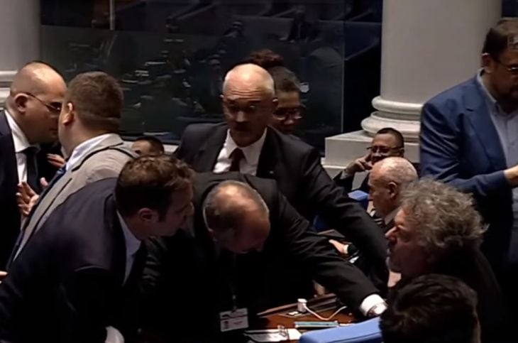 Жесток екшън в парламента: Депутати си налетяха на бой и... БЛИЦ TV