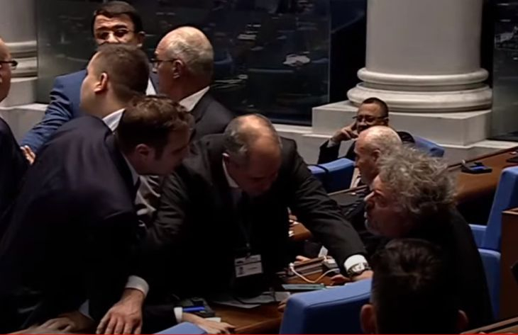 Жесток екшън в парламента: Депутати си налетяха на бой и... БЛИЦ TV
