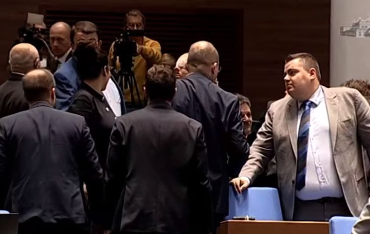 Жесток екшън в парламента: Депутати си налетяха на бой и... БЛИЦ TV