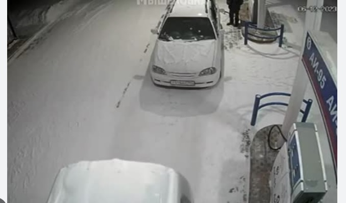 Зрелищни ВИДЕА: Мъж провери със запалка нивото на бензина в резервоара и стана страшно