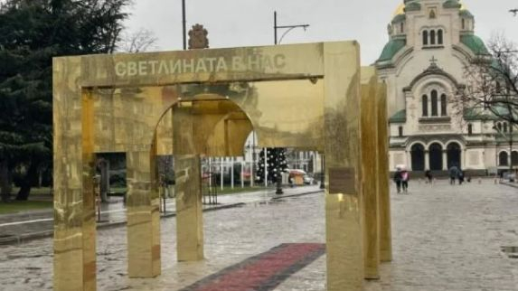 Тихомълком и посред нощ: Скандалните златни арки от пъпа на София изчезнаха БЛИЦ TV