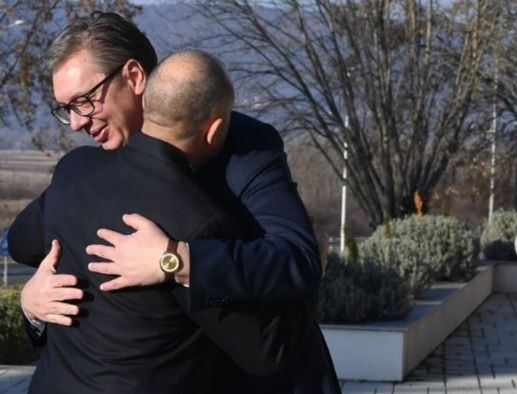 Радев се прегърна с Вучич, постави му много важен въпрос 