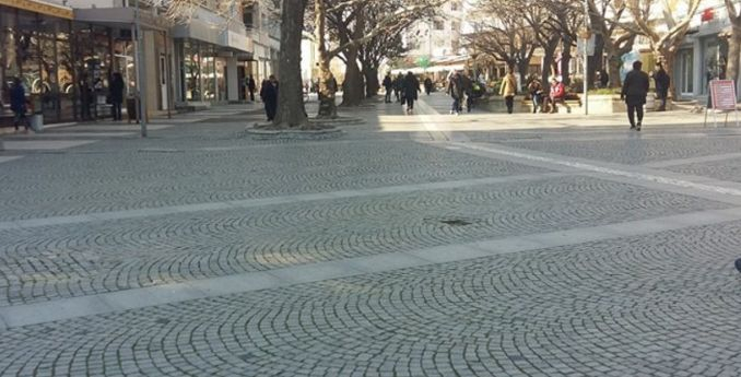 Българинът щурмува Сливен преди празниците, граби на промоция...