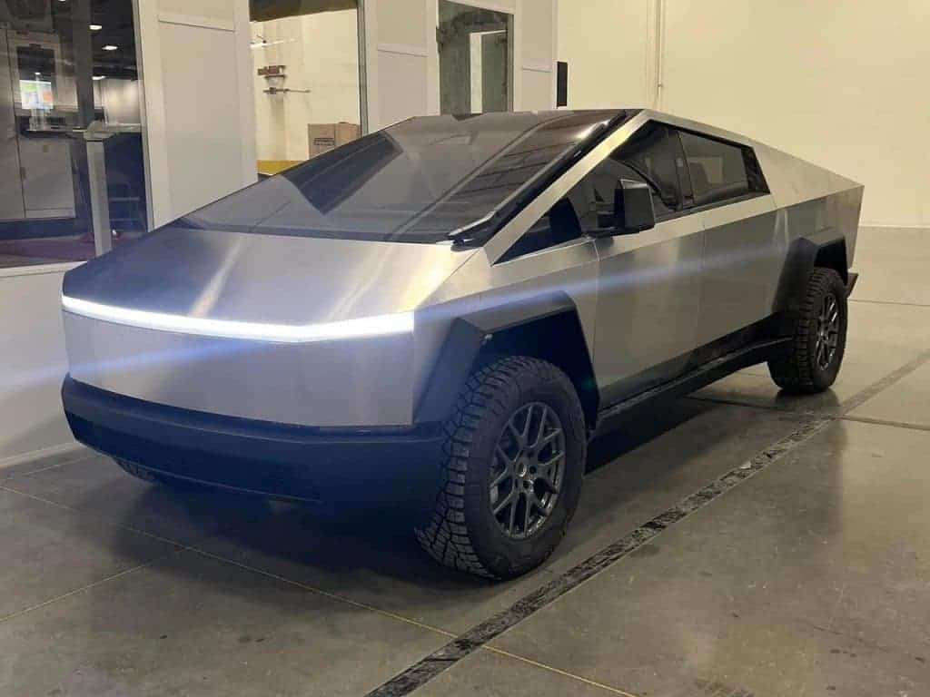 Tesla Cybertruck срещу Lamborghini Urus: Поредната битка между технология и мощ ВИДЕО
