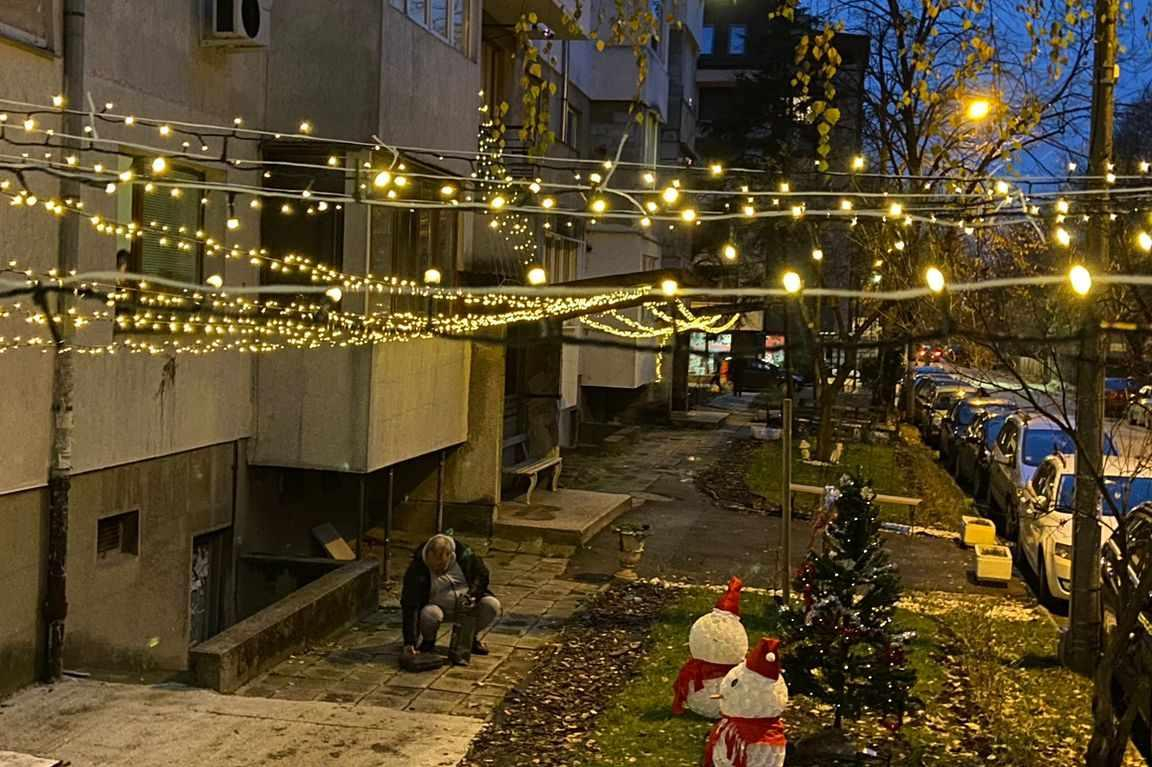 Отчаяни от коледните издънки на Промяната столичани сътвориха приказка в жк Свобода СНИМКИ 