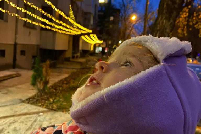 Отчаяни от коледните издънки на Промяната столичани сътвориха приказка в жк Свобода СНИМКИ 
