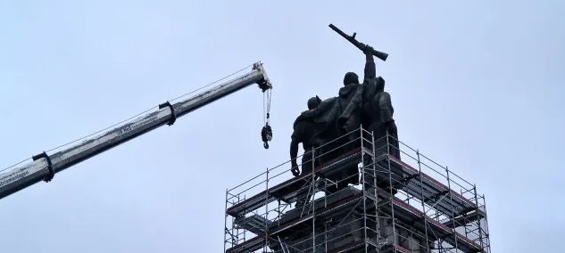 Почна се: Ето какво се случва с паметника на Съветската армия в София СНИМКИ