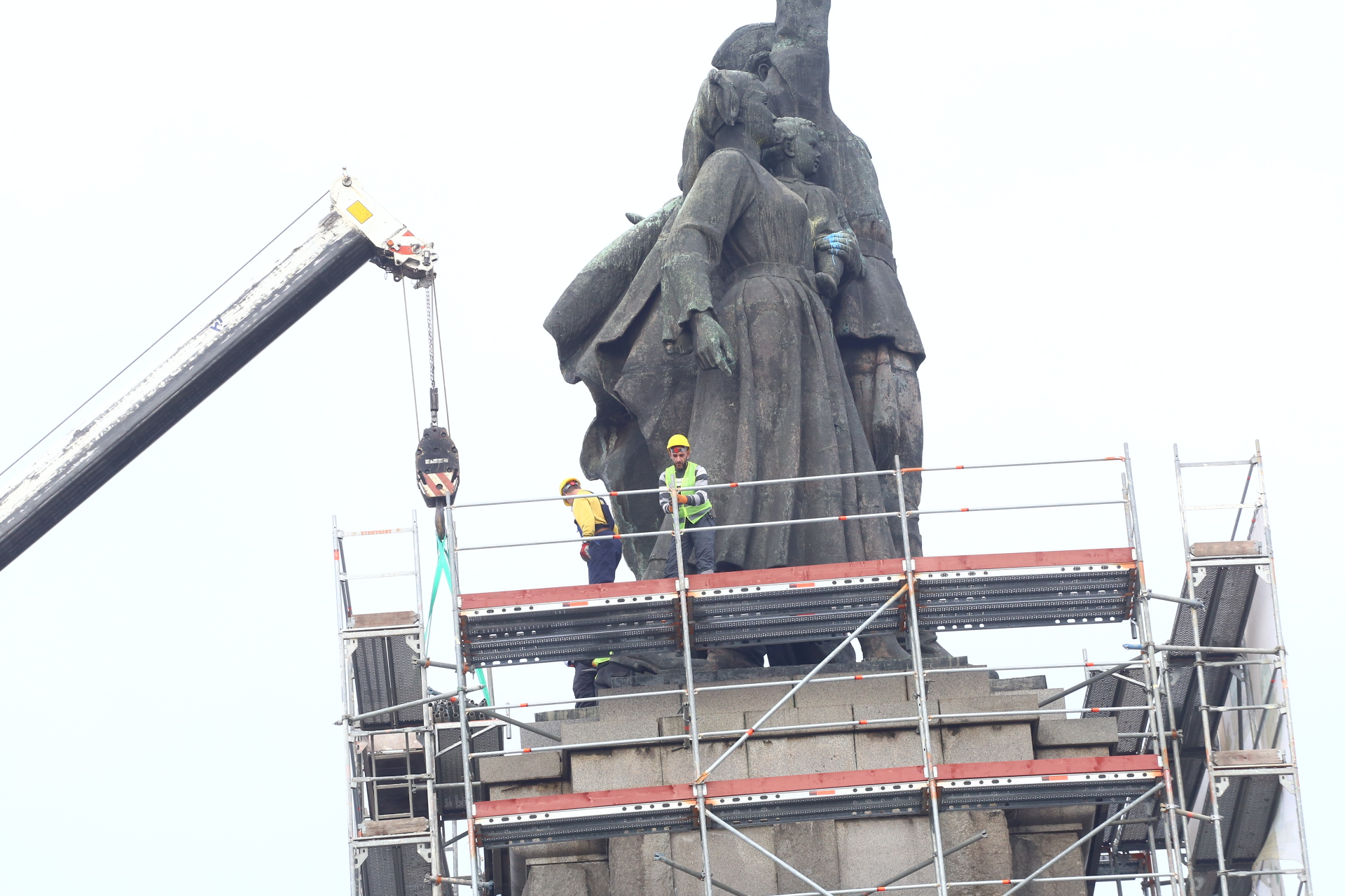 Първа кръв: Свиленски проговори за раните си, а центърът на София е под блокада СНИМКИ