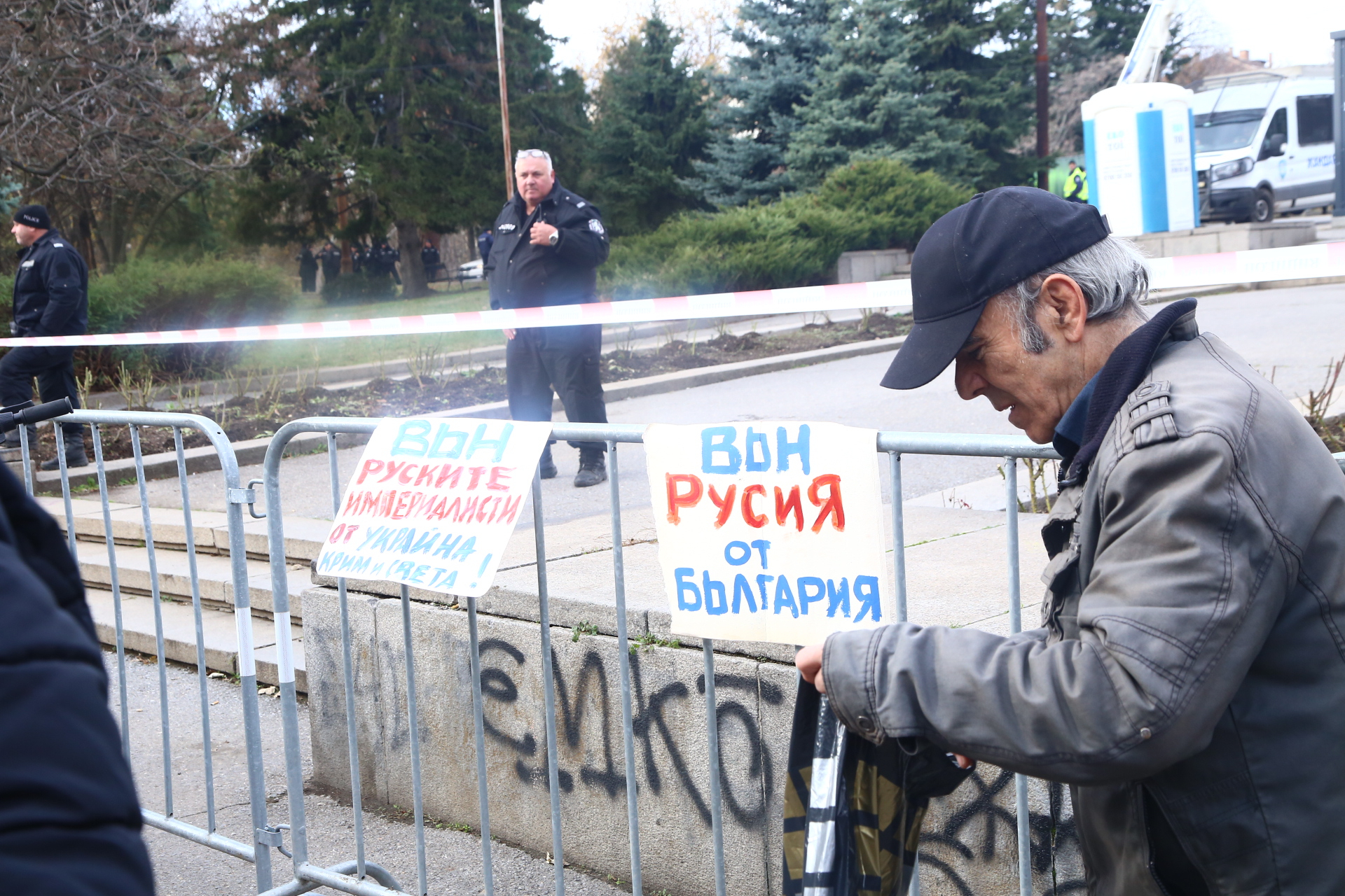 Първа кръв: Свиленски проговори за раните си, а центърът на София е под блокада СНИМКИ