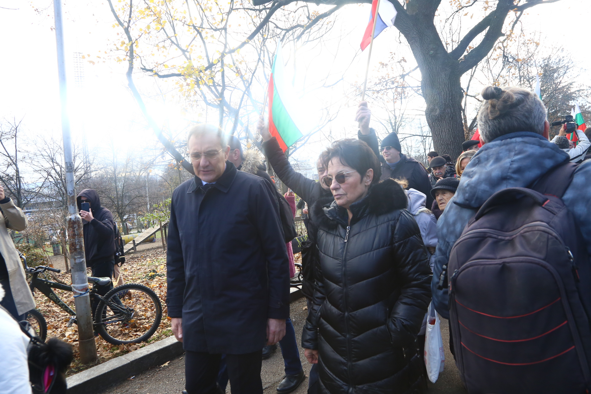 Първа кръв: Свиленски проговори за раните си, а центърът на София е под блокада СНИМКИ