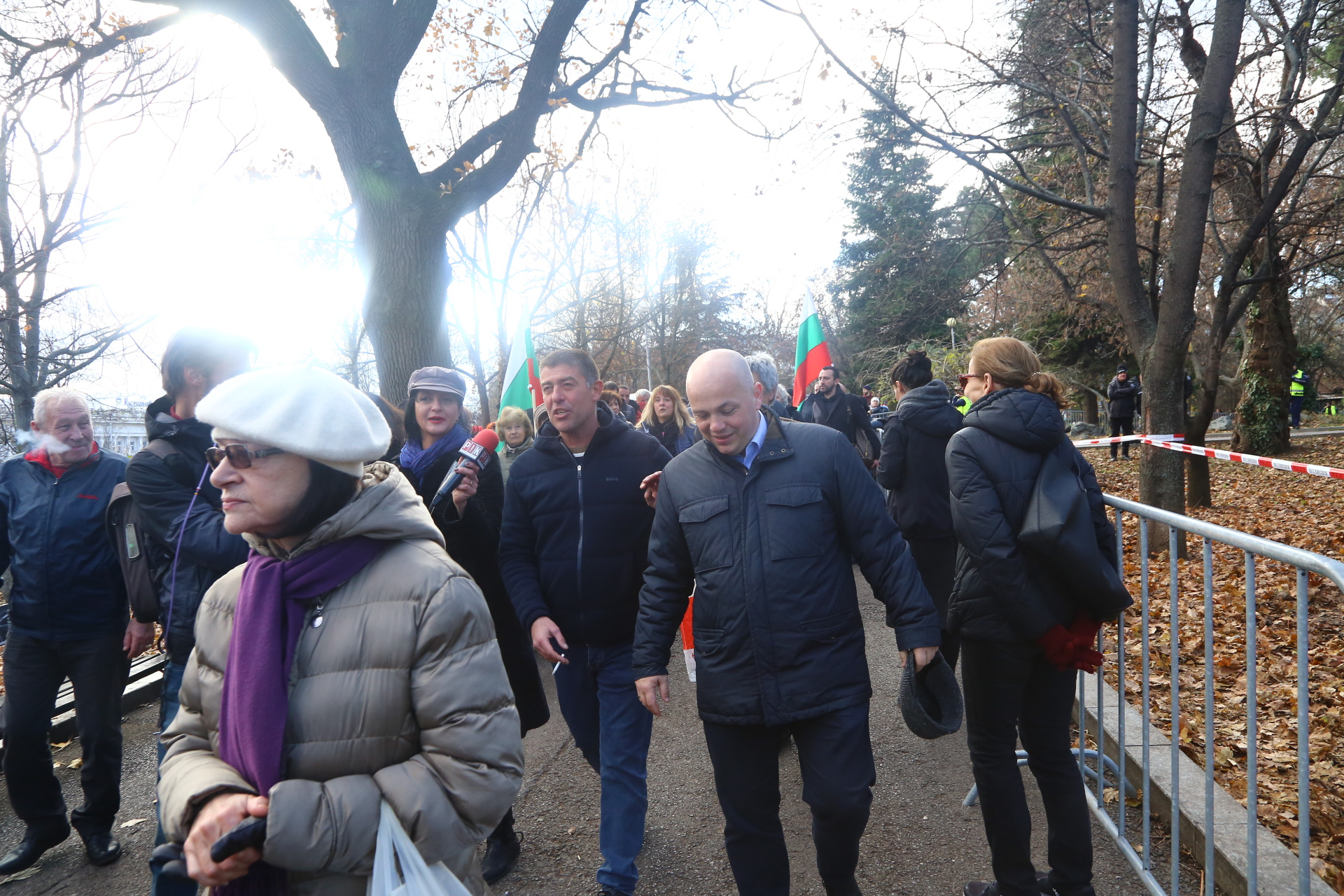 Първа кръв: Свиленски проговори за раните си, а центърът на София е под блокада СНИМКИ