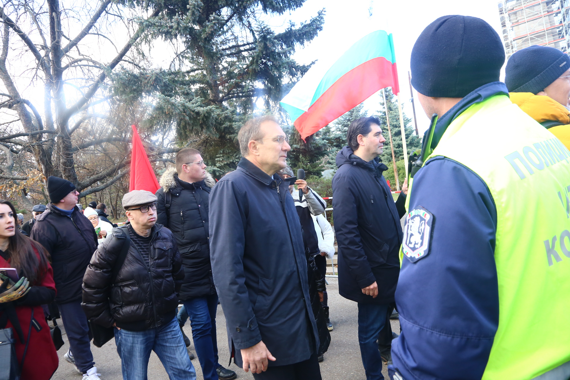 Първа кръв: Свиленски проговори за раните си, а центърът на София е под блокада СНИМКИ