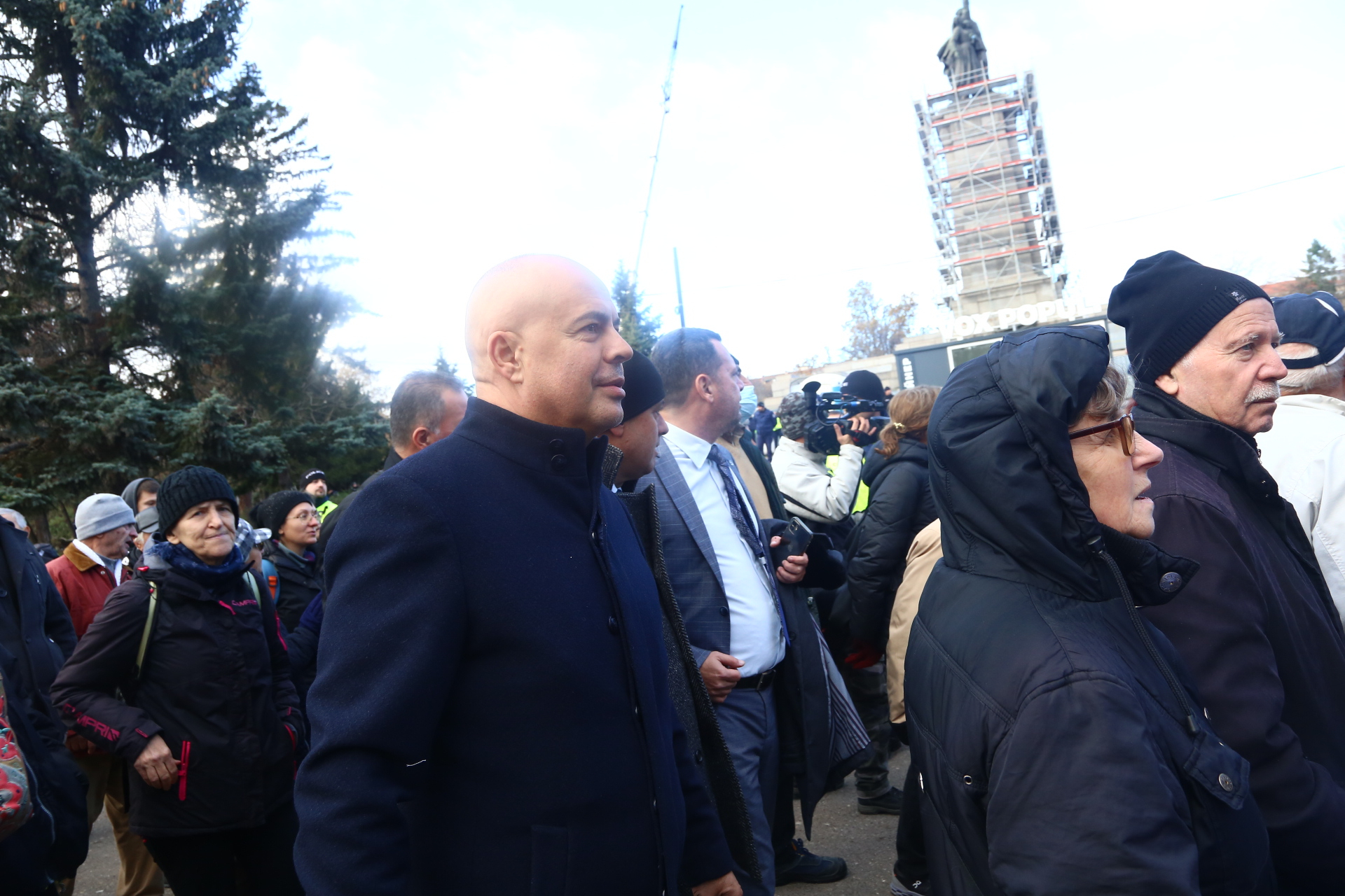 Първа кръв: Свиленски проговори за раните си, а центърът на София е под блокада СНИМКИ