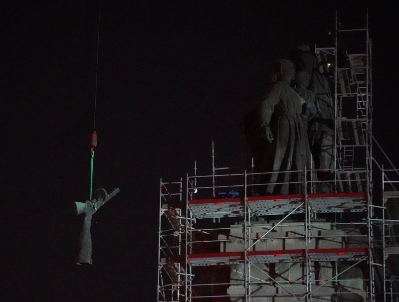 Флекс захапа Паметника на Съветската армия, хвърчат искри СНИМКИ 