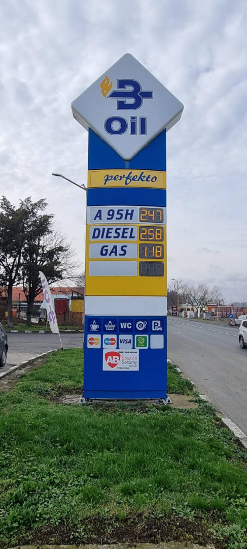 Бургазлии се надуват: Дядо Коледа ни донесе подарък, бензинът ни стана безбожно евтин 