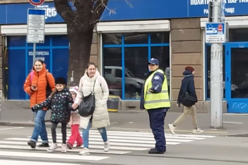 Цяла София говори за тази полицайка и постъпката й, а мрежата прегря ВИДЕО