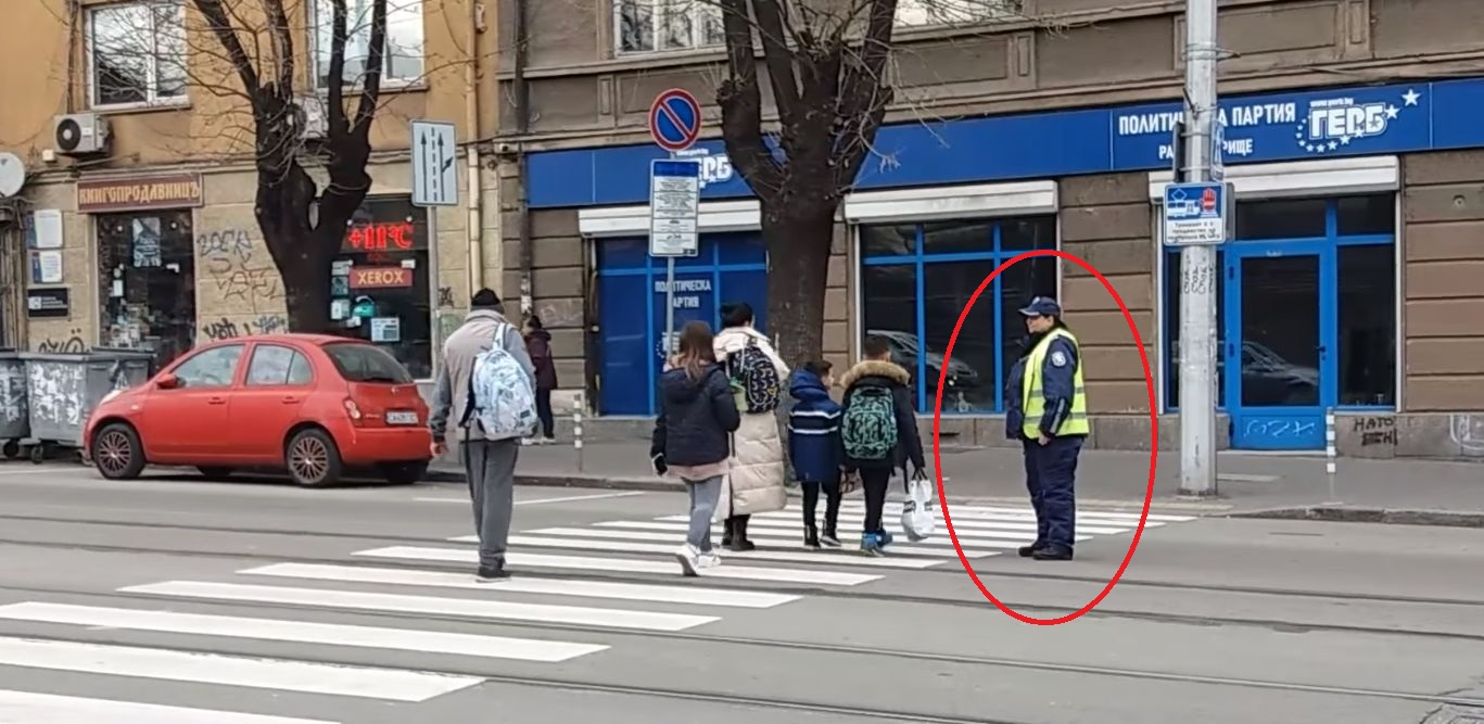 Цяла София говори за тази полицайка и постъпката й, а мрежата прегря ВИДЕО