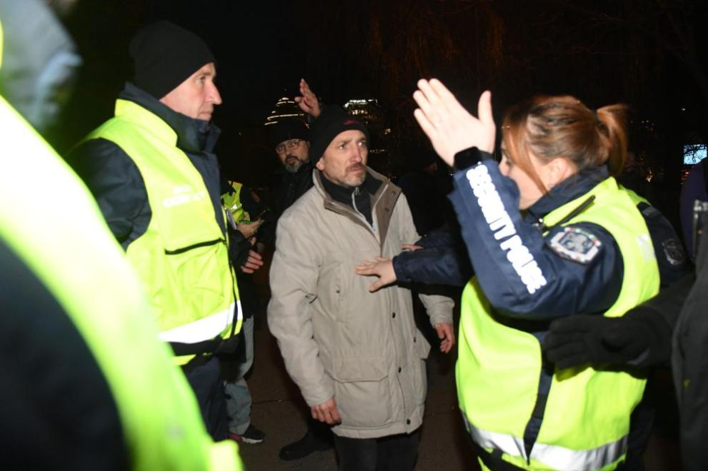 Ескалация: Граждани се счепкаха с полицаи пред Паметника на Съветската армия СНИМКИ