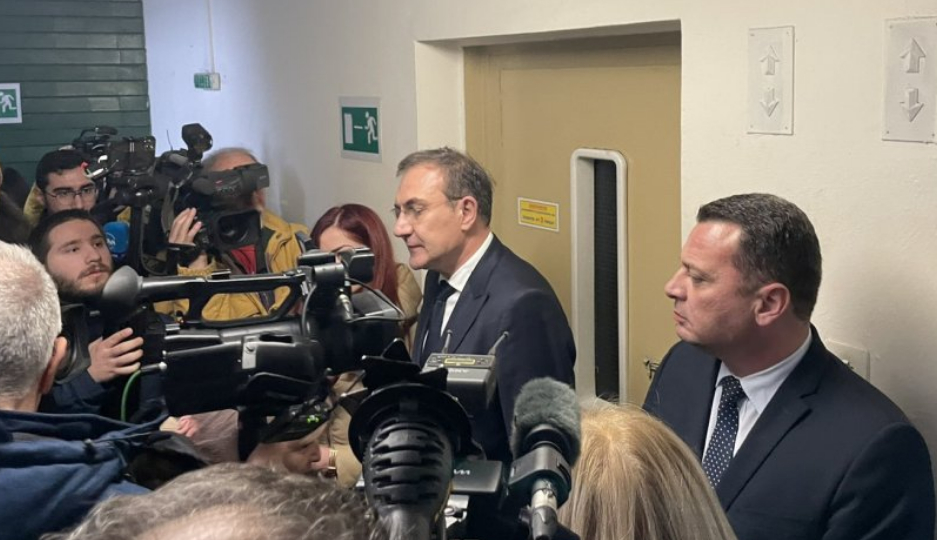 Трима от БСП разбиха вратата и нахлуха в Областна администрация