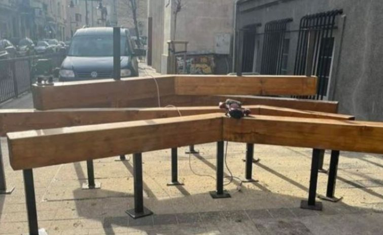 Случи се! Ето каква е мистерията с дървените трупи в центъра на София