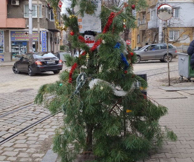 Столичани се чудят и се маят каква е тази украса на пл. "Журналист"