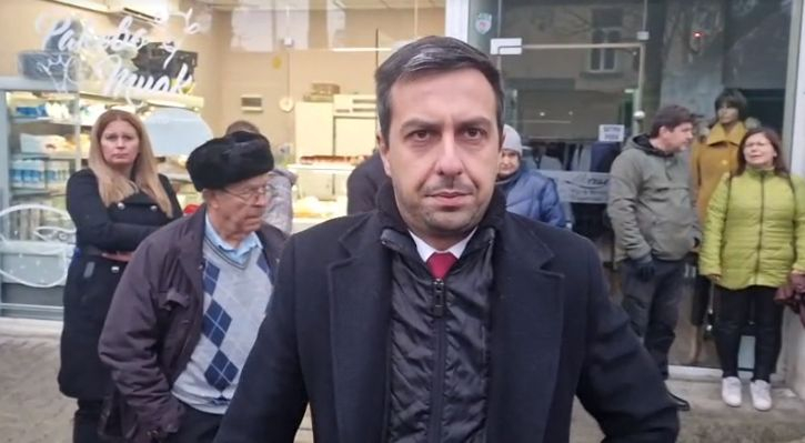 Нов екшън пред сградата на Областната управа на София, "Възраждане" плашат с флекс и... ВИДЕО