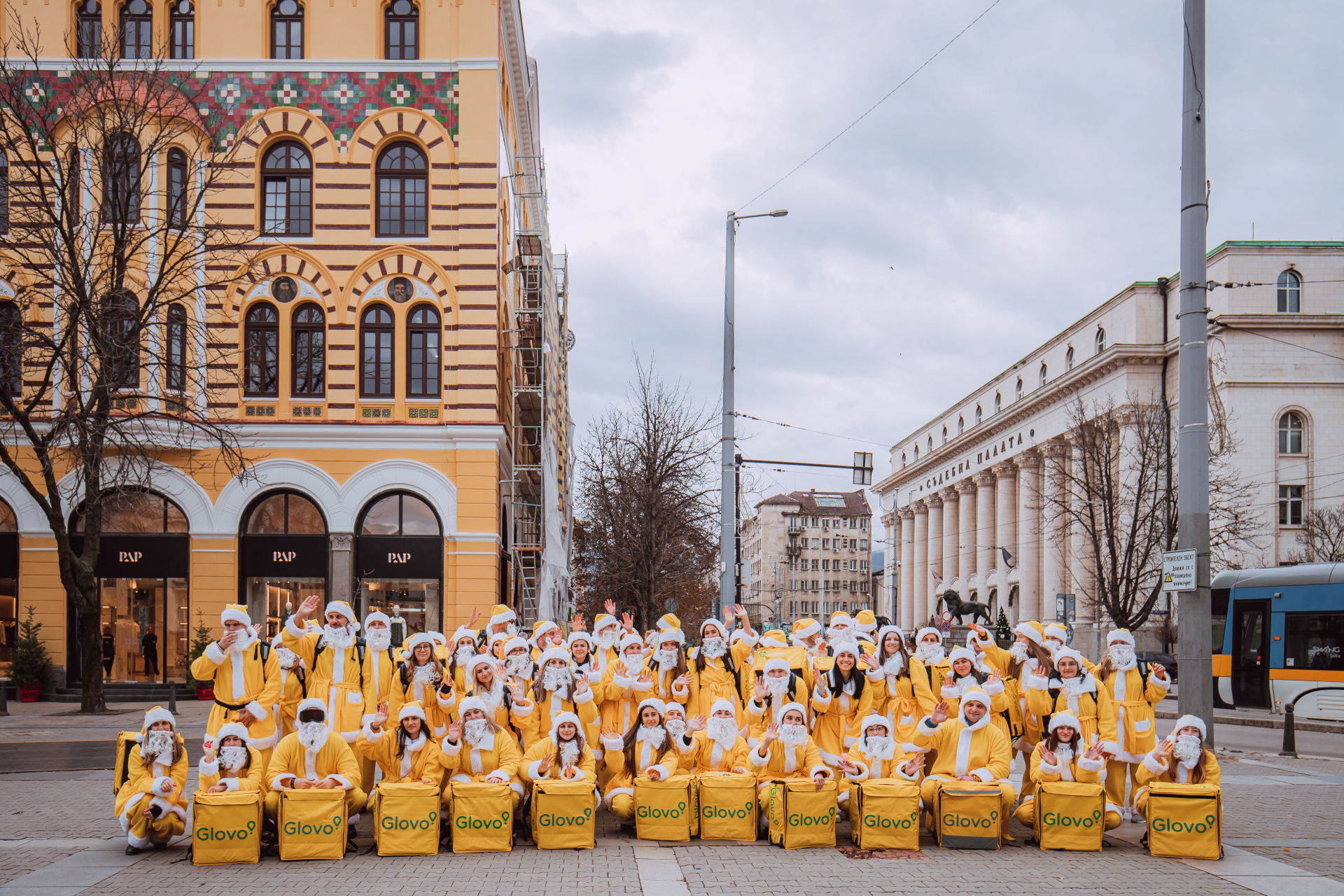 Жълт Дядо Коледа изненада столичани с подаръци в центъра на София