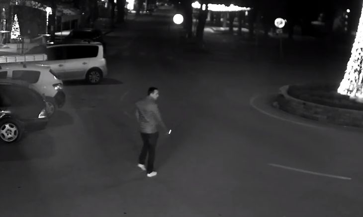 Безгранична простотия: Мъж сътвори немислимото в Мездра, ВИДЕО го закова