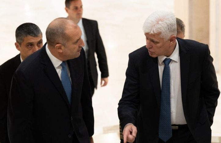 Съветник на президента показа СНИМКА отпреди 15 г. с Радев, на която се вижда... 