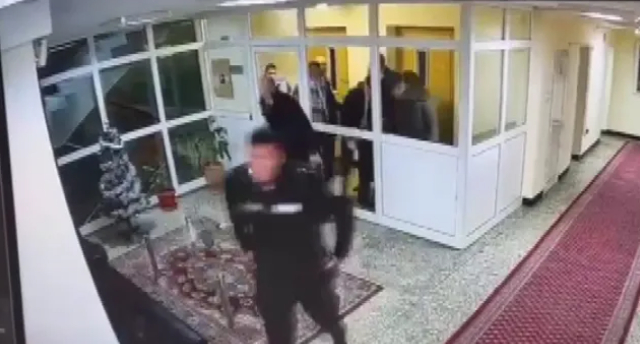 Щурм: „Възраждане“ нахлу в Областната управа в София през „малка дупка“ ВИДЕО